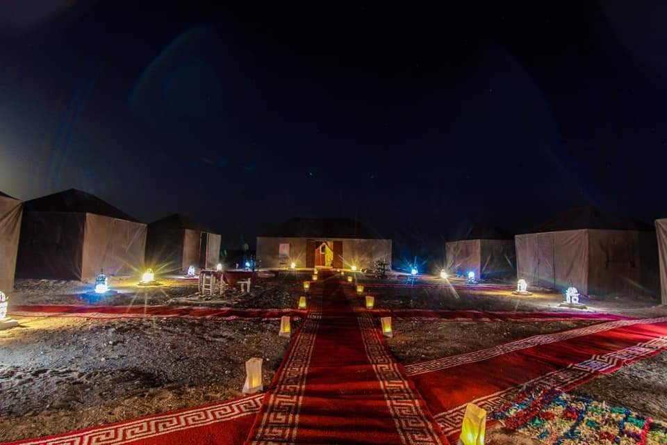 Pasar la noche en un campamento bereber en Marruecos