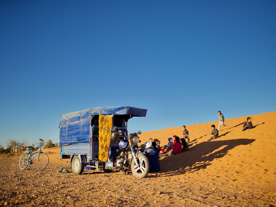 Vehículo de carga en el desierto